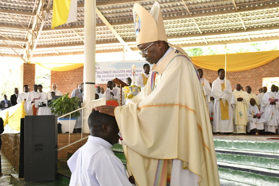 JUBILE D’OR DE LA PRESENCE DES PERES DE SCHOENSTATT AU BURUNDI ET ORDINATION PRESBYTERALE